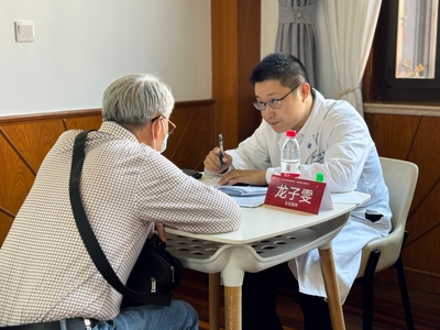 健康義診情暖重陽(yáng) 復(fù)旦大學(xué)舉辦退休教職工敬老月健康咨詢服務(wù)活動(dòng)